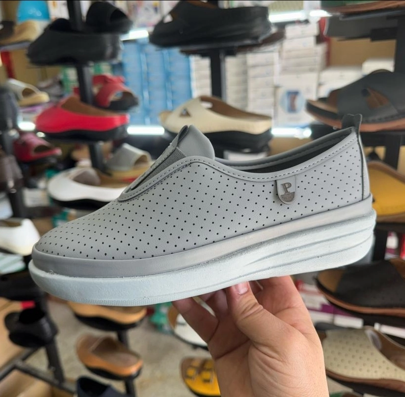 کفش طبی راحتی اسپرت و سبک وزن است